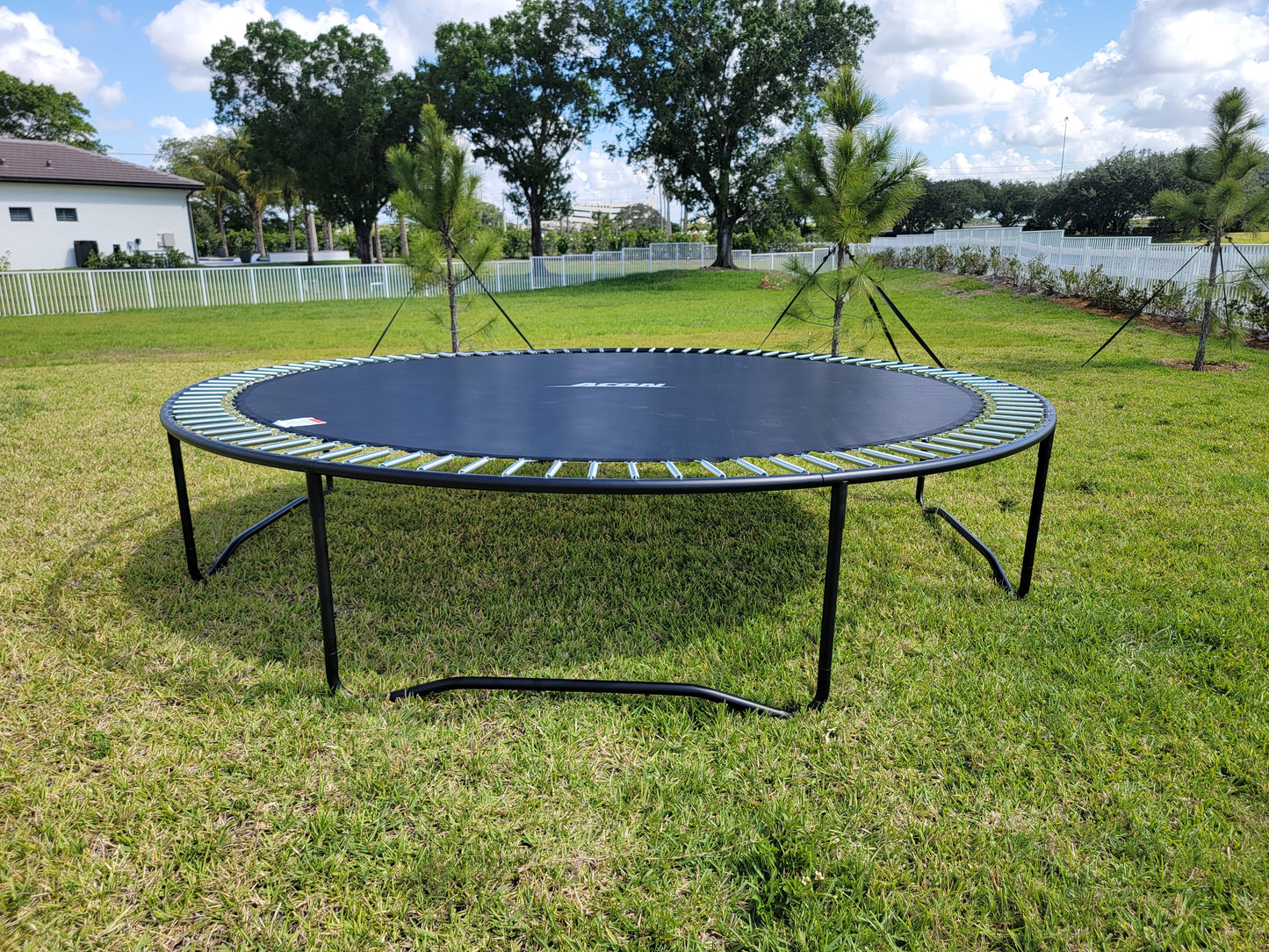 Montaje de trampolín al aire libre
