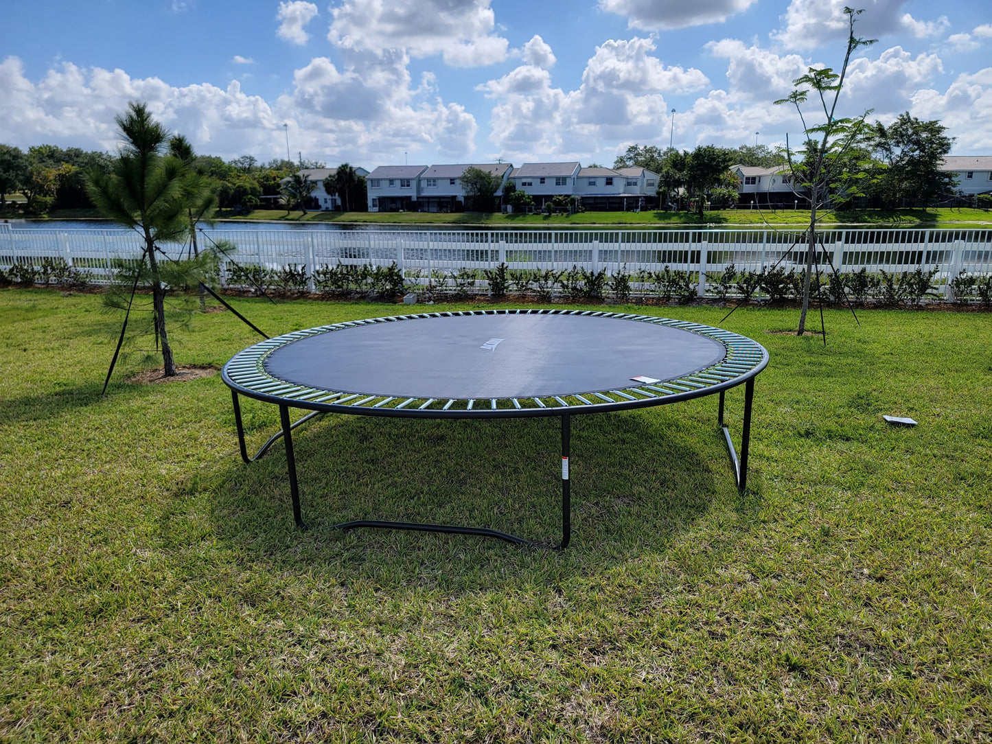 Montaje de trampolín al aire libre