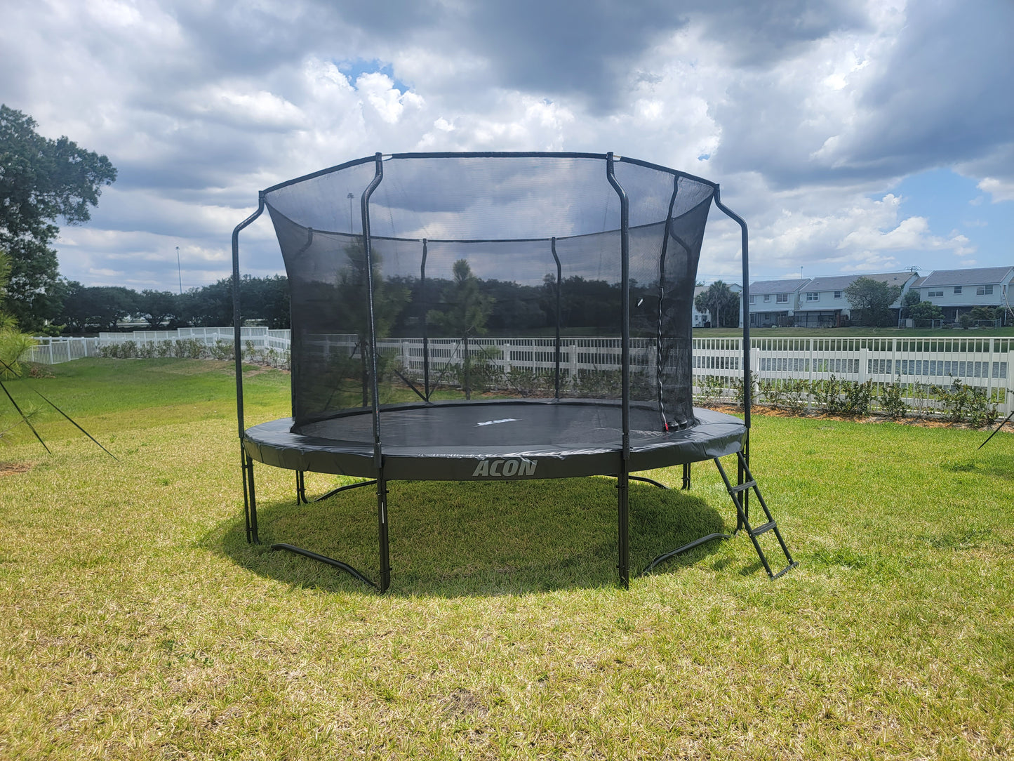 Montaje de trampolín al aire libre
