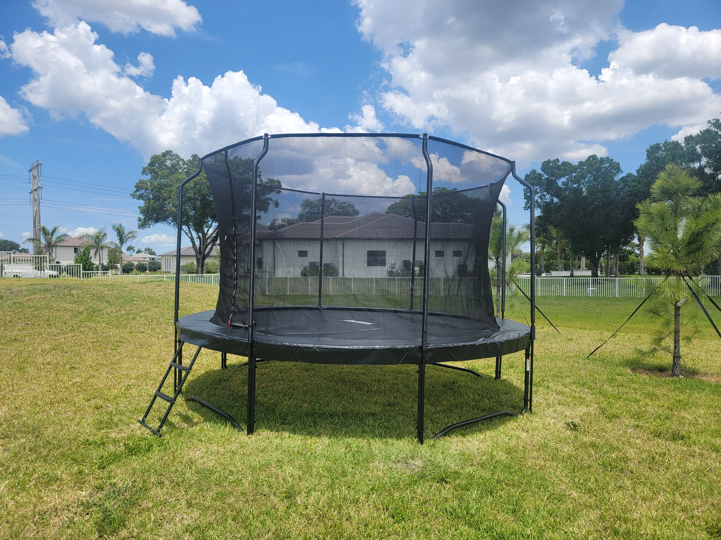 Montaje de trampolín al aire libre