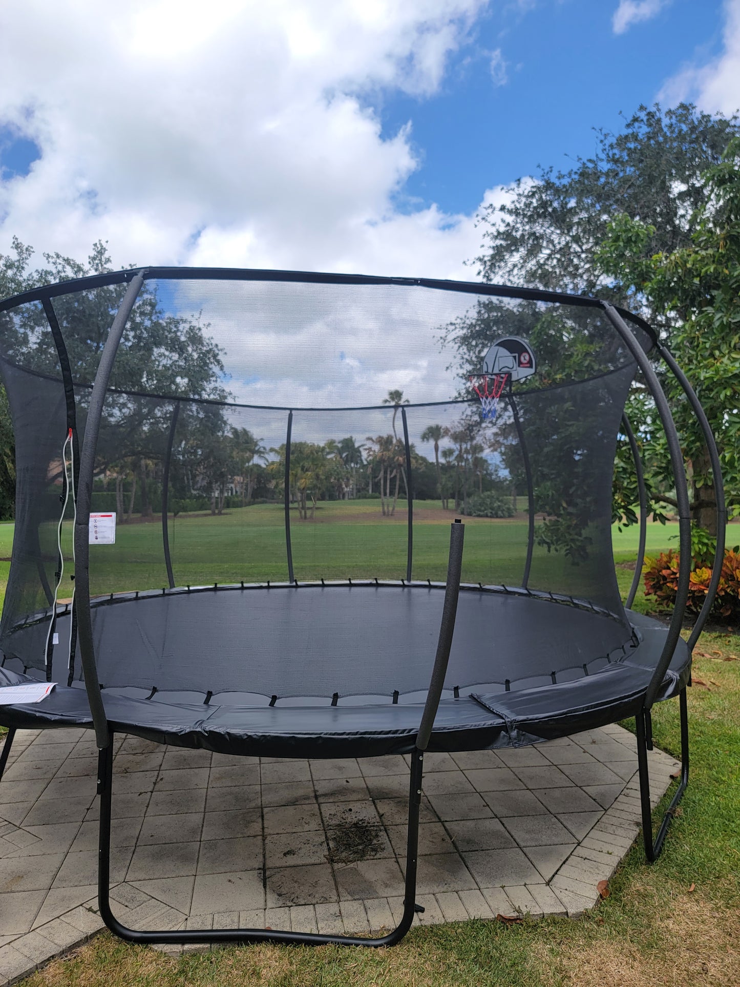 Montaje de trampolín al aire libre