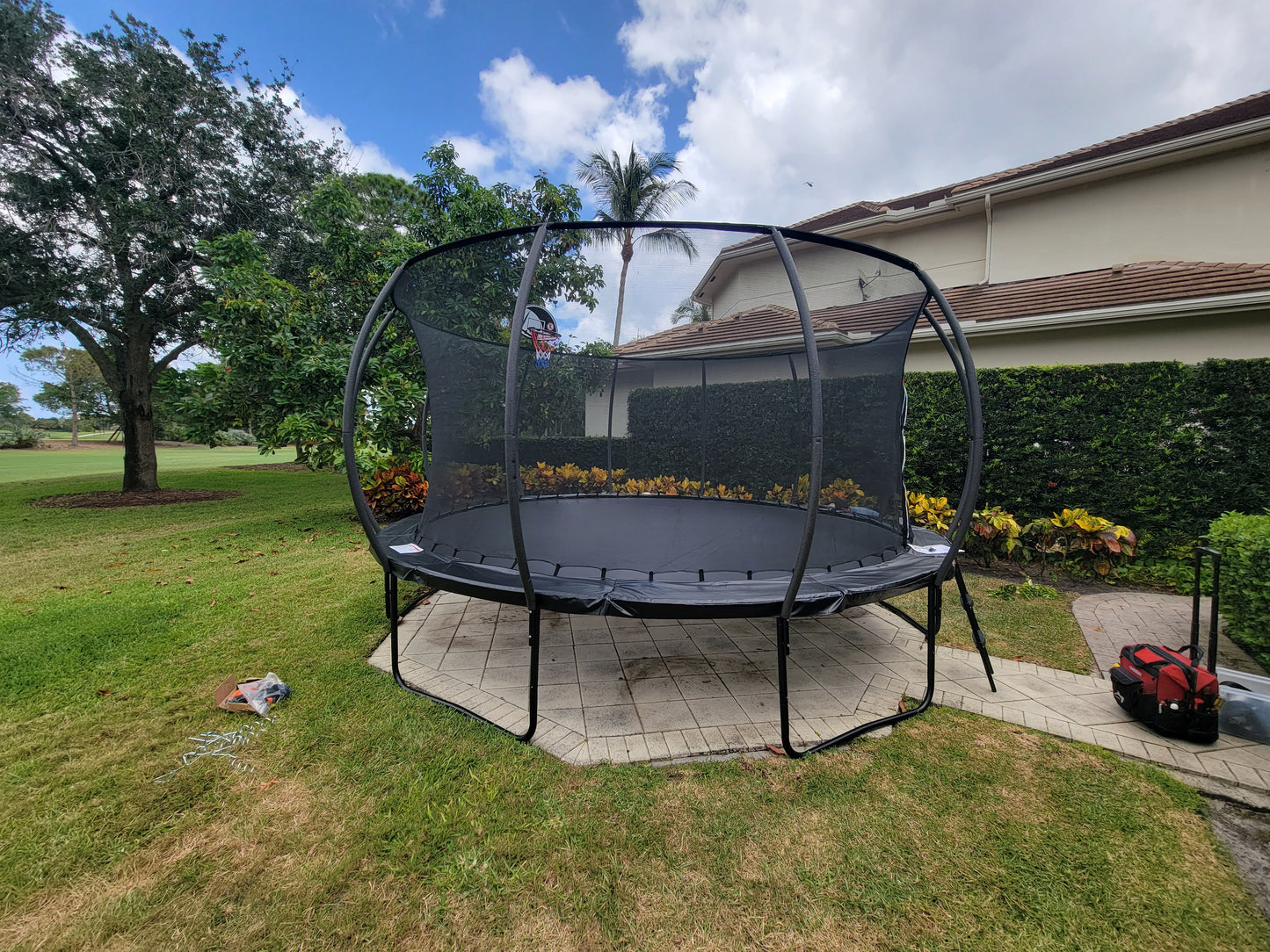 Montaje de trampolín al aire libre