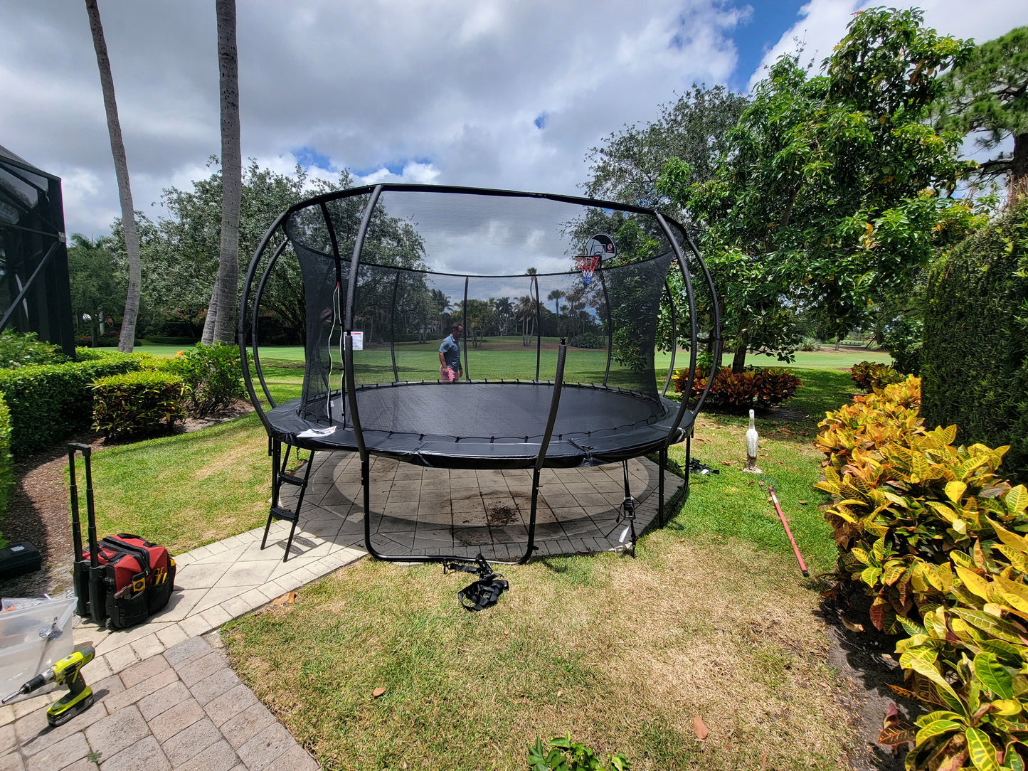 Montaje de trampolín al aire libre
