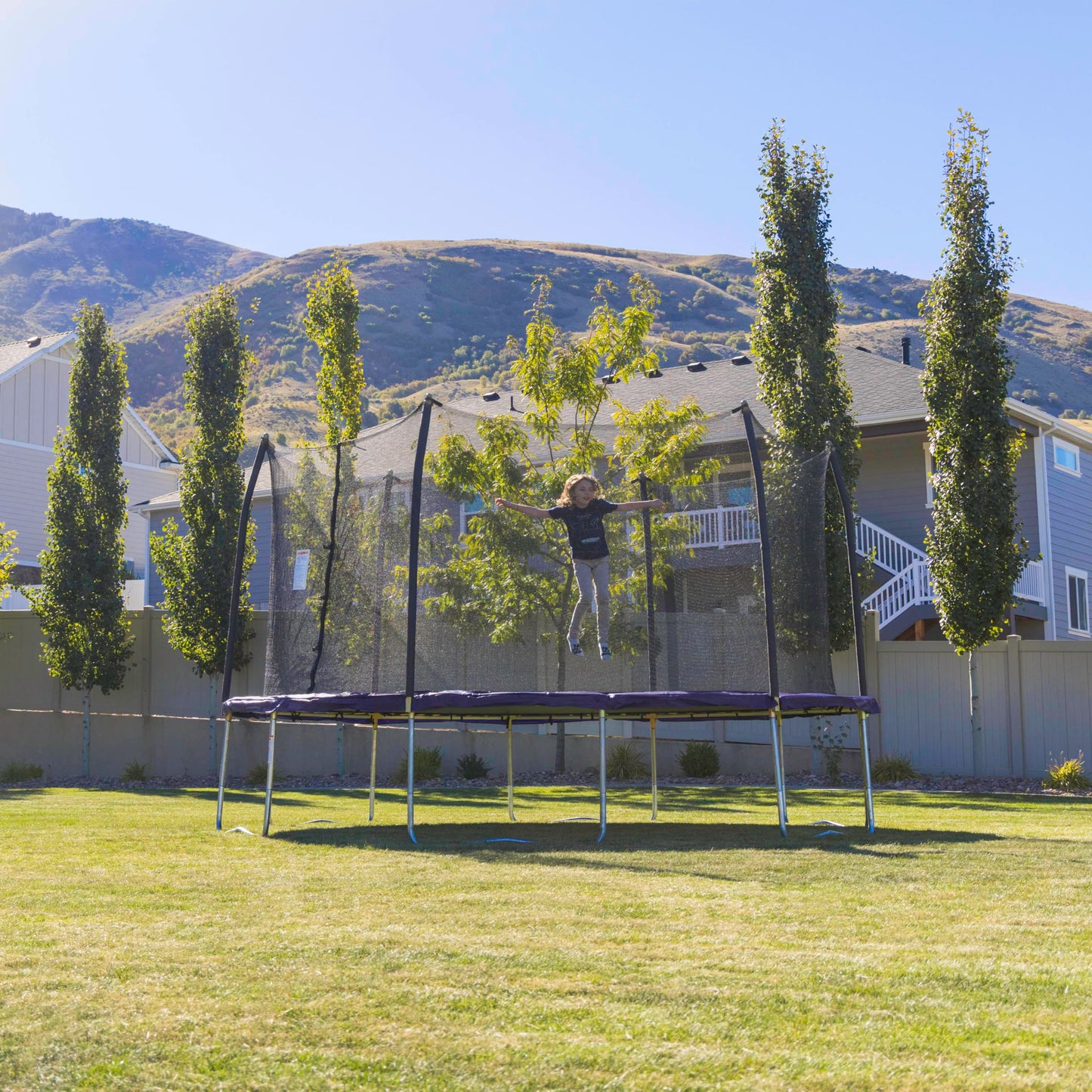 SKYWALKER TRAMPOLINES Jump N' Dunk 8 pies, 12 pies, 15 pies, trampolín redondo para exteriores para niños con red de cierre, aro de baloncesto, aprobación ASTM, capacidad de peso de 1100 libras